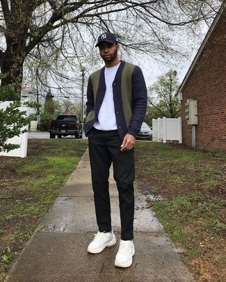 Какие кроссовки носить с темно-синим кардиганом мужчине