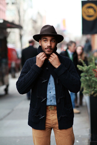 Как носить темно-синий кардиган с бежевыми джинсами мужчине