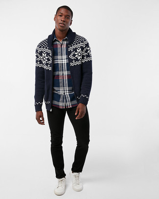 Как носить темно-синий кардиган с черными джинсами мужчине