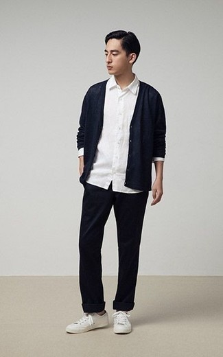 Как носить темно-синий кардиган с синими брюками чинос