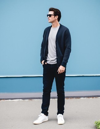 Как носить темно-синий кардиган с синими джинсами мужчине