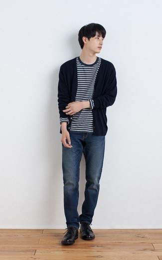 Как носить темно-синий кардиган с синими джинсами мужчине