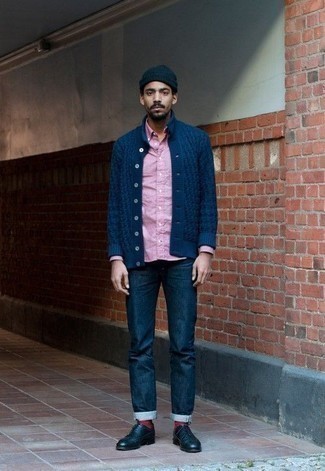 Как носить темно-синий кардиган с синими джинсами мужчине