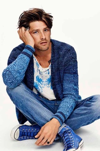 Как носить темно-синий кардиган с синими джинсами мужчине