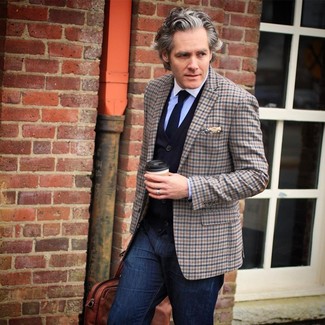 Как носить темно-синий кардиган с коричневым пиджаком мужчине