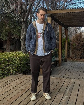 Как носить темно-синий кардиган с коричневыми брюками чинос