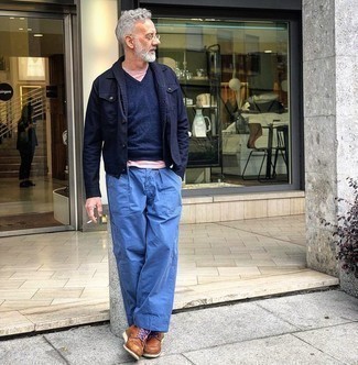 Какие брюки карго носить с темно-синим кардиганом