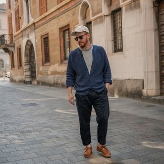 Какие брюки чинос носить с темно-синим кардиганом