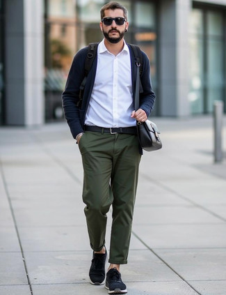 Какие брюки чинос носить с темно-синим кардиганом