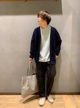 Какие брюки чинос носить с темно-синим кардиганом