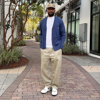 Какие брюки чинос носить с темно-синим кардиганом