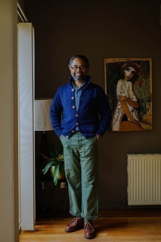 Какие ботинки дезерты носить с темно-синим кардиганом