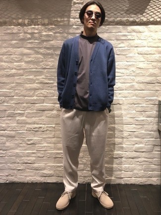 Какие ботинки дезерты носить с темно-синим кардиганом