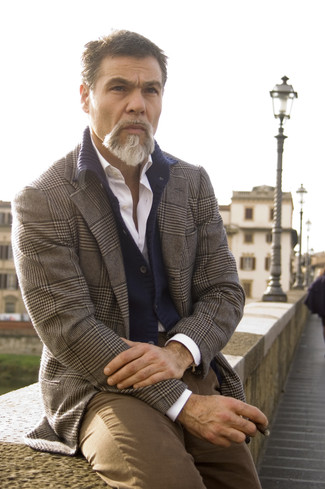 Как носить темно-синий кардиган с серым пиджаком мужчине