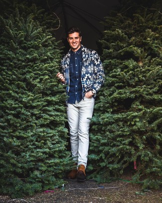 Как носить темно-синий кардиган с серыми брюками чинос