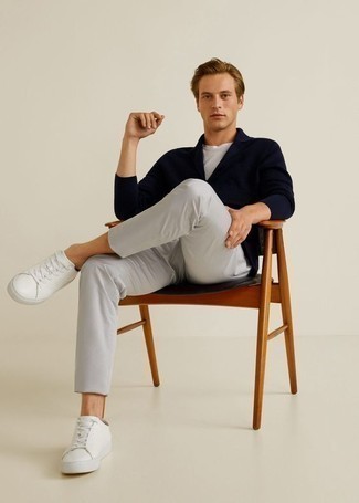 Как носить темно-синий кардиган с серыми брюками чинос