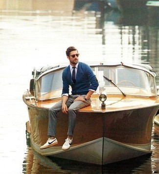 Как носить темно-синий кардиган с серыми брюками чинос