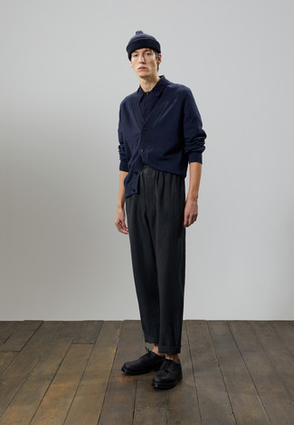 Как носить темно-синий кардиган с серыми брюками чинос