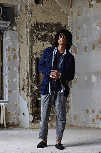 Как носить темно-синий кардиган с серыми брюками чинос