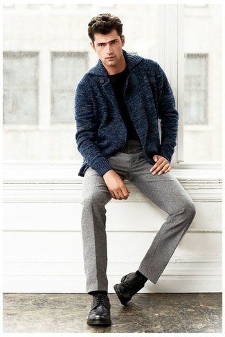 Как носить темно-синий кардиган с серыми шерстяными брюками чинос