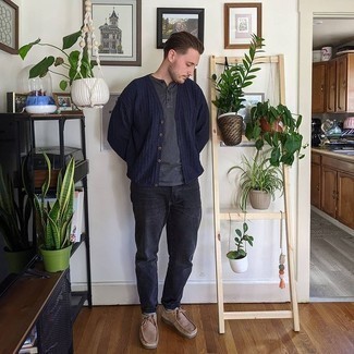 Какие джинсы носить с темно-синим кардиганом мужчине