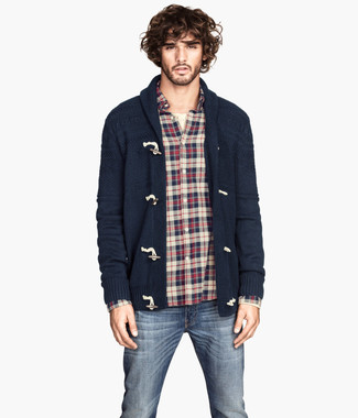 Какие джинсы носить с темно-синим кардиганом мужчине