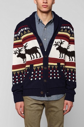 Какие джинсы носить с темно-синим кардиганом мужчине