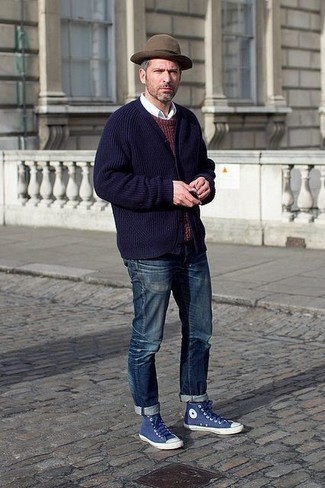 Какие джинсы носить с темно-синим кардиганом мужчине