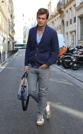 Какие джинсы носить с темно-синим кардиганом мужчине