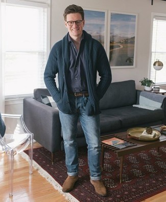 Какие джинсы носить с темно-синим кардиганом мужчине