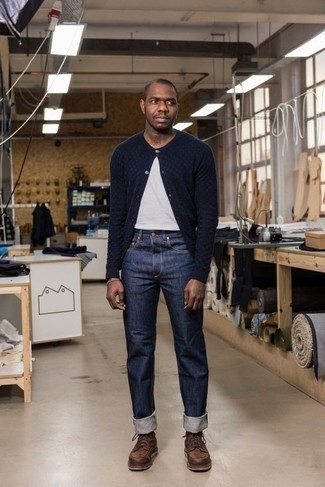 Какие джинсы носить с темно-синим кардиганом мужчине