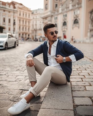 Какие джинсы носить с темно-синим кардиганом мужчине