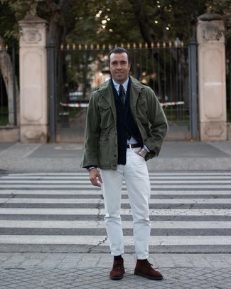 Какие джинсы носить с темно-синим кардиганом мужчине