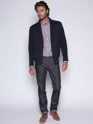 Какие джинсы носить с темно-синим кардиганом мужчине