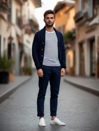 Какие низкие кеды носить с темно-синим кардиганом мужчине