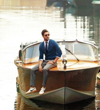 Какие низкие кеды носить с темно-синим кардиганом мужчине