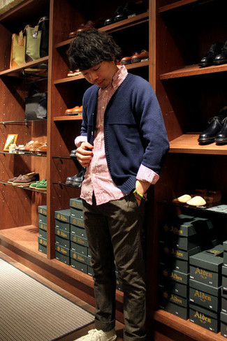 Какие низкие кеды носить с темно-синим кардиганом мужчине