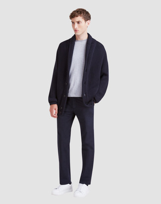 Какие низкие кеды носить с темно-синим кардиганом мужчине