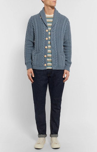 Какие низкие кеды носить с темно-синим кардиганом мужчине