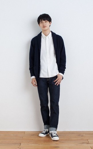 Какие низкие кеды носить с темно-синим кардиганом мужчине