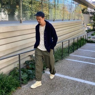 Какие низкие кеды носить с темно-синим кардиганом мужчине