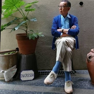 Какие низкие кеды носить с темно-синим кардиганом мужчине