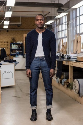 Как носить темно-синий кардиган с темно-синими джинсами мужчине