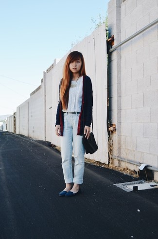 Как носить темно-синий кардиган с темно-синими джинсами женщине