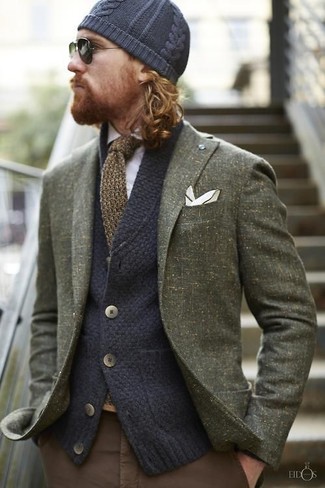 Как носить темно-синий кардиган с оливковым пиджаком мужчине