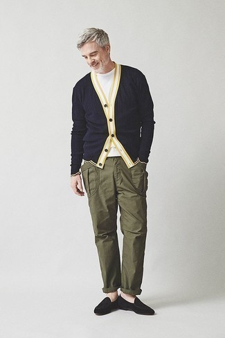 Как носить темно-синий кардиган с оливковыми брюками карго