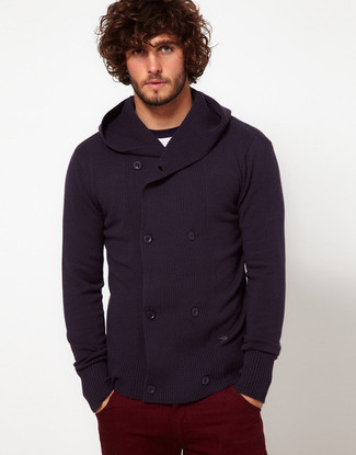 Как носить темно-синий кардиган с красными брюками чинос