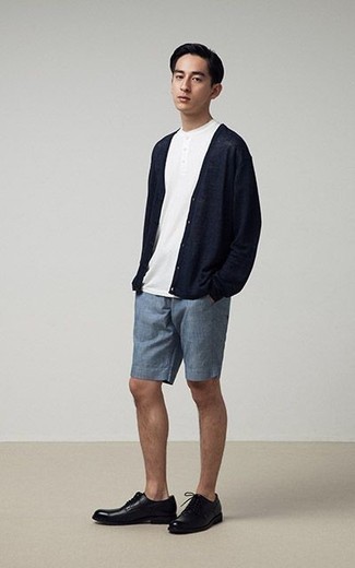 Какие шорты носить с темно-синим кардиганом мужчине