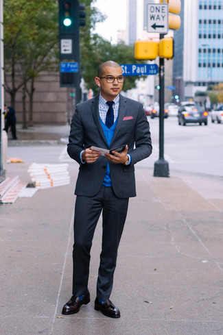 Какие костюмы носить с темно-синим кардиганом