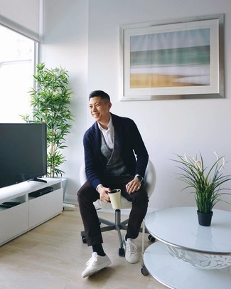 Какие жилеты носить с темно-синим кардиганом